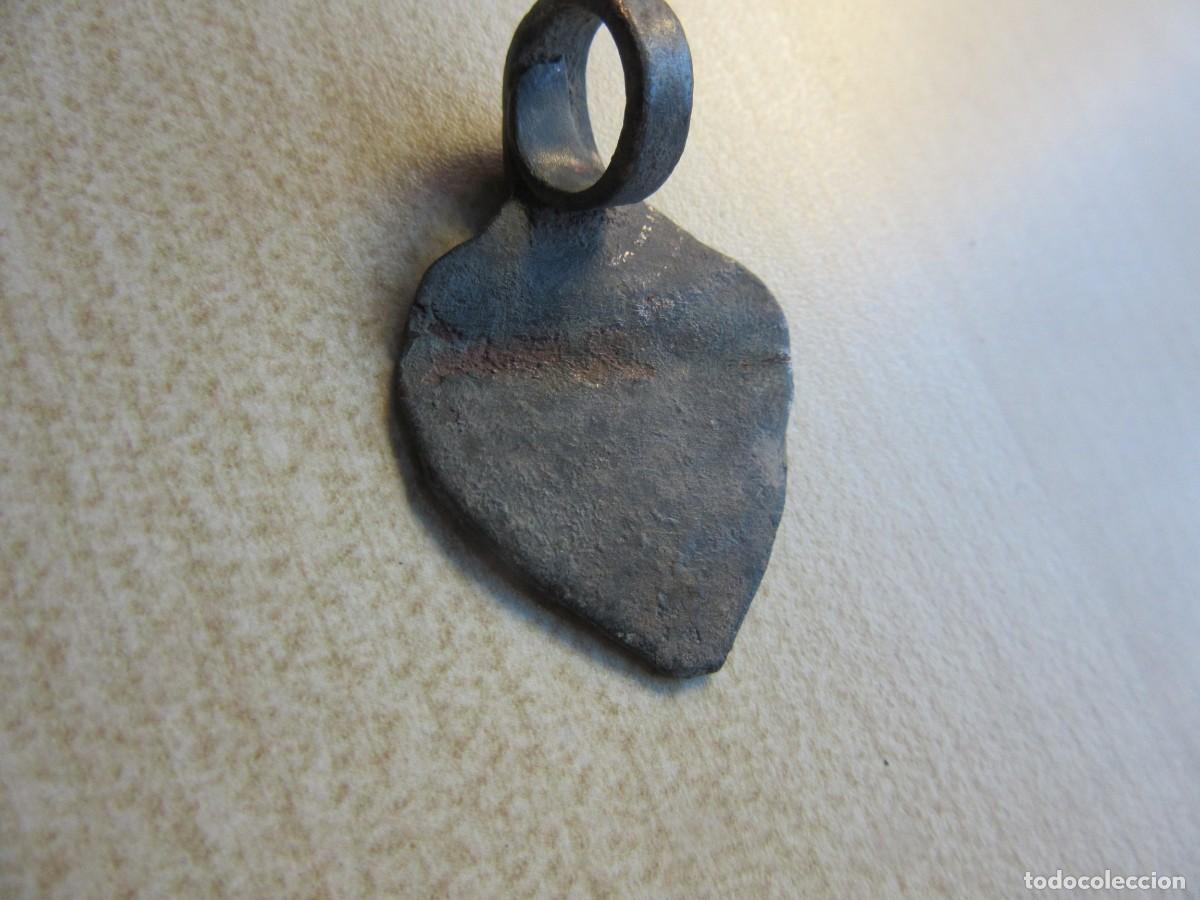 Antiguidades: Asa de s&iacute;tula ( recipiente) de bronce de &eacute;poca romana Medidas 2,4 x 3,8 cm
