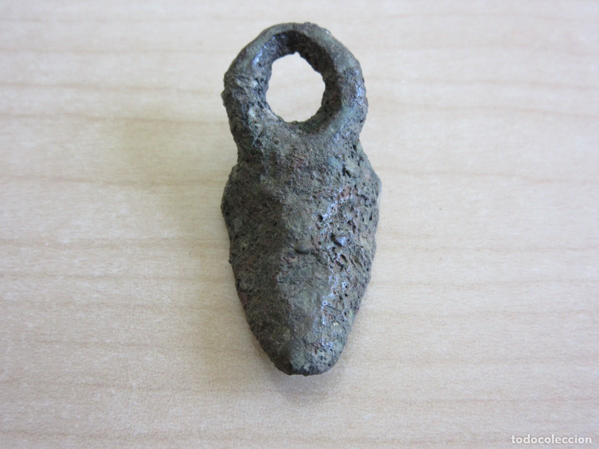 Antiquit&auml;ten: Asa de s&iacute;tula (recipiente) de bronce con cabeza de &eacute;poca romana Medidas 4,2 x 1,9 cm