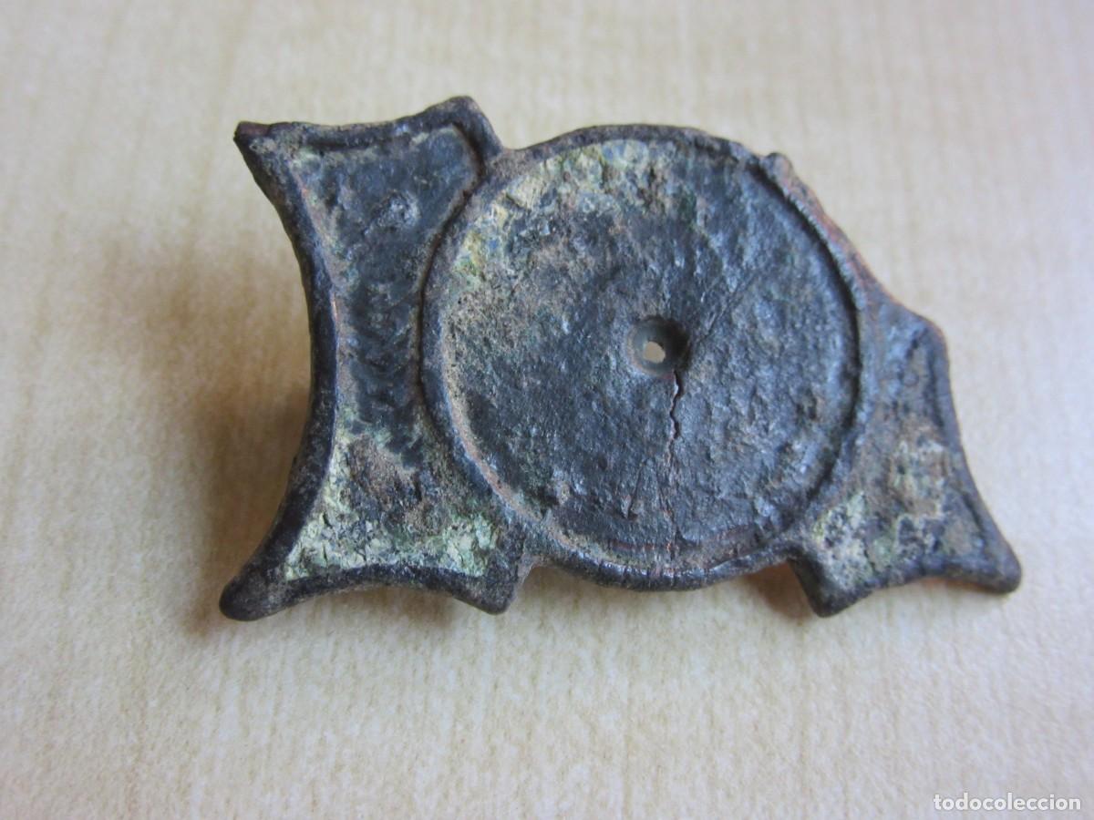 Antiquit&auml;ten: Placa ornamental de bronce de cintur&oacute;n. Conserva restos de pasta Posible romana Medida 4,7 x 2,7 cm