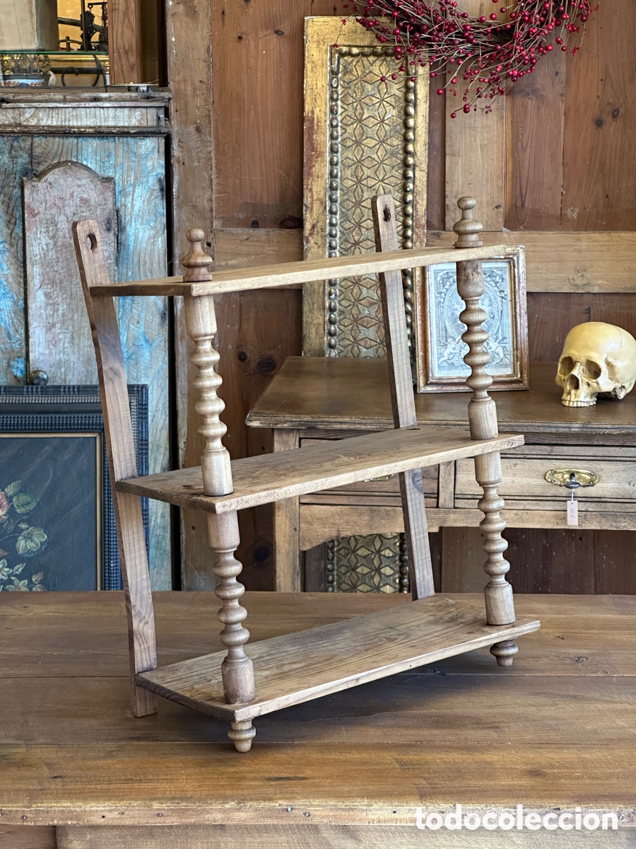 Antig&uuml;edades: Estanter&iacute;a antigua r&uacute;stica de madera torneada
