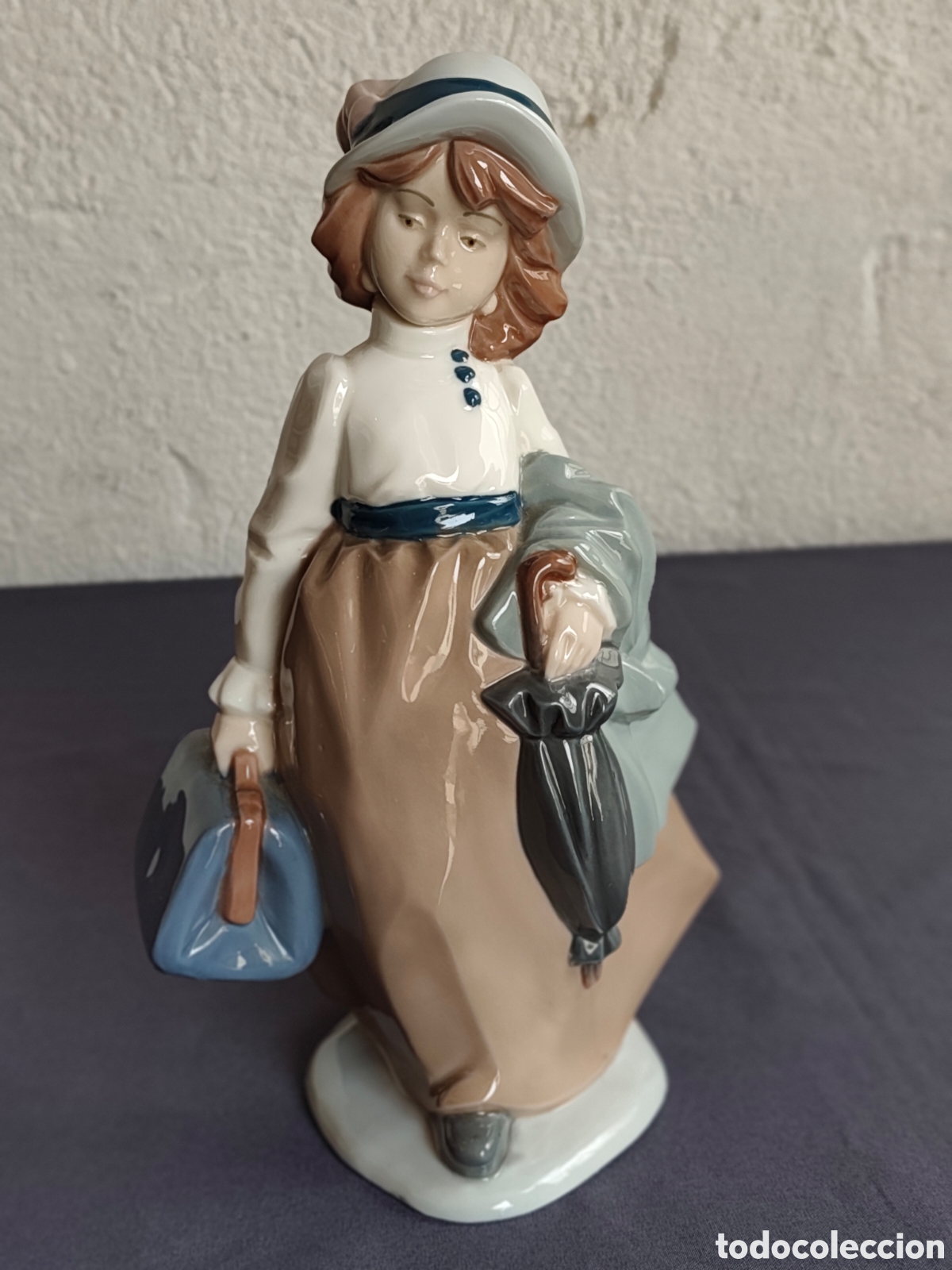 Antig&uuml;edades: Figura porcelana Nadal mujer viajera