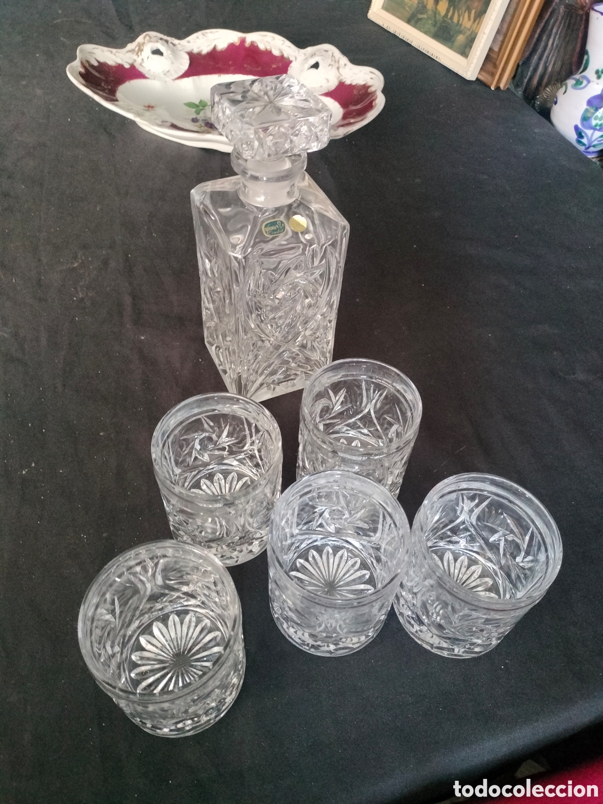 Antig&uuml;edades: Juego de licorara y cinco vasos de cristal de bohemia. Pesa bastante