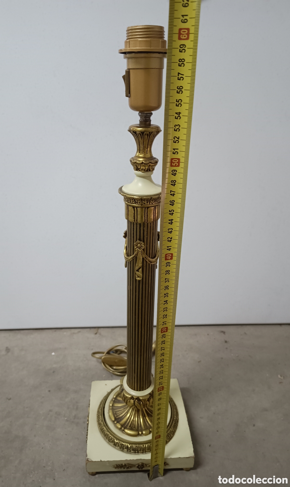 Antig&uuml;edades: L&Aacute;MPARA DE PI&Eacute; DE SOBREMESA - BRONCE Y PIE DE MADERA - 60cm - Foto 2