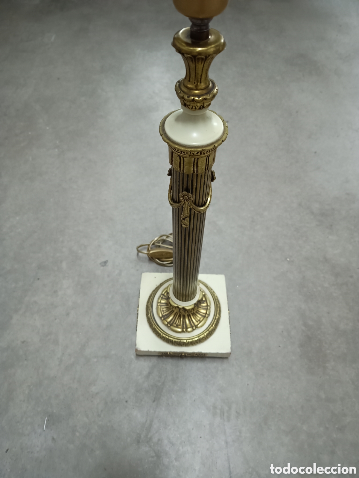Antig&uuml;edades: L&Aacute;MPARA DE PI&Eacute; DE SOBREMESA - BRONCE Y PIE DE MADERA - 60cm - Foto 3