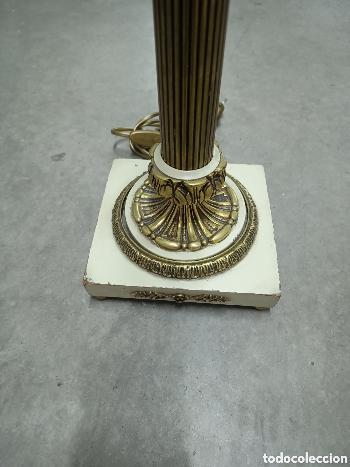 Antig&uuml;edades: L&Aacute;MPARA DE PI&Eacute; DE SOBREMESA - BRONCE Y PIE DE MADERA - 60cm - Foto 4