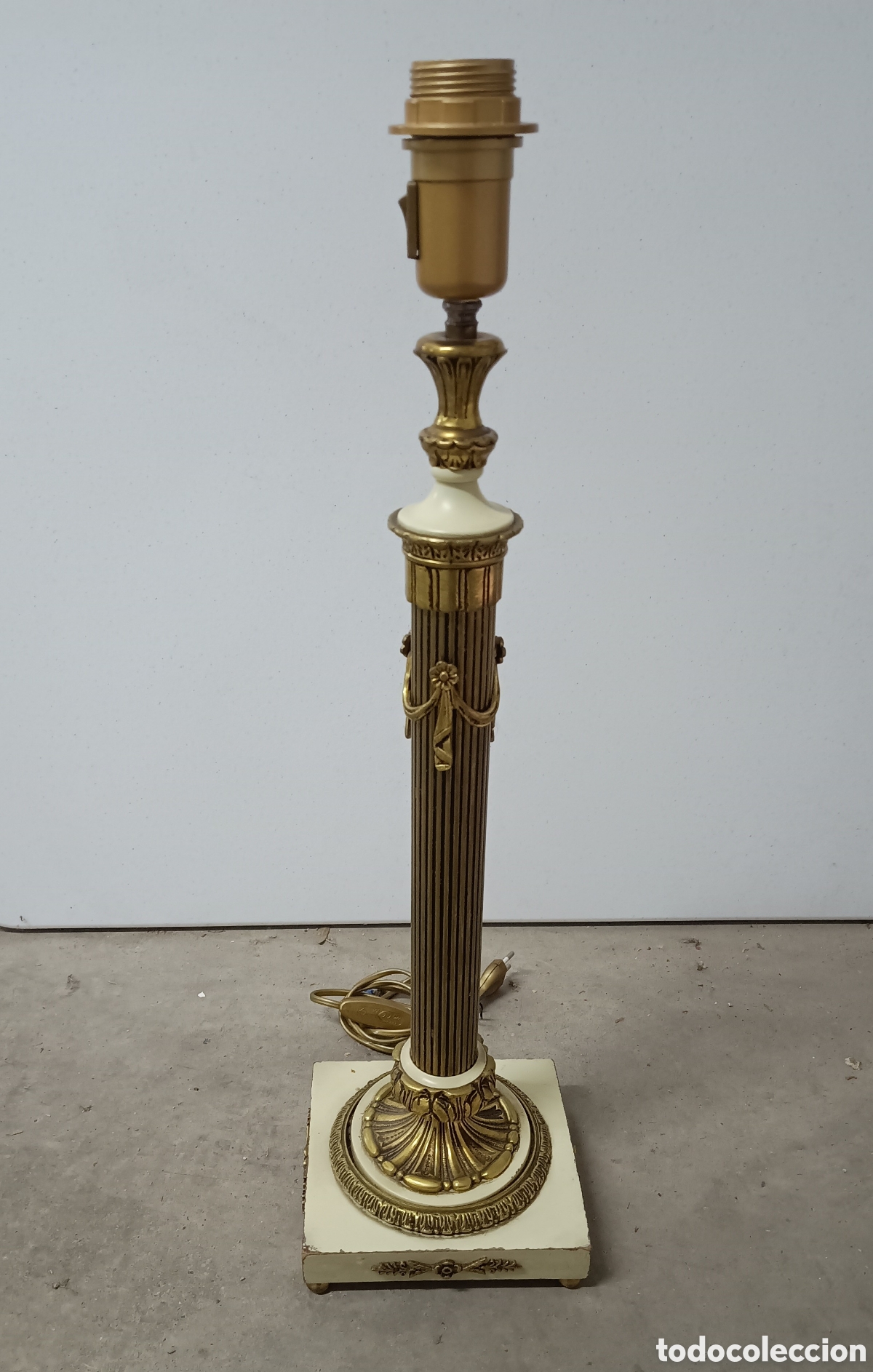 Antiquit&auml;ten: L&Aacute;MPARA DE PI&Eacute; DE SOBREMESA - BRONCE Y PIE DE MADERA - 60cm