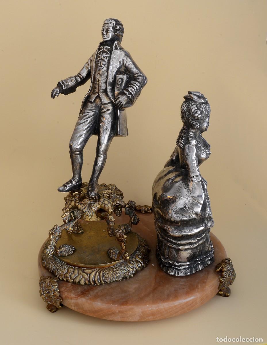 Antig&uuml;edades: SOBERBIA PAREJA DE HOMBRE Y MUJER CON VESTIMENTA DEL S. XVIII EN BRONCE PLATEADO CON PEANA, VINTAGE