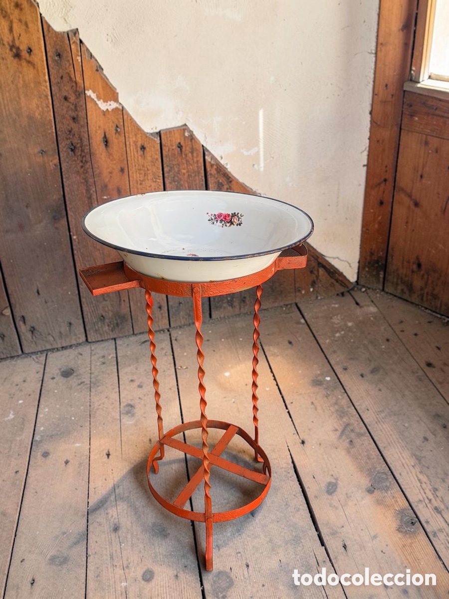 Antig&uuml;edades: Lavabo palanganero de metal y esmalte