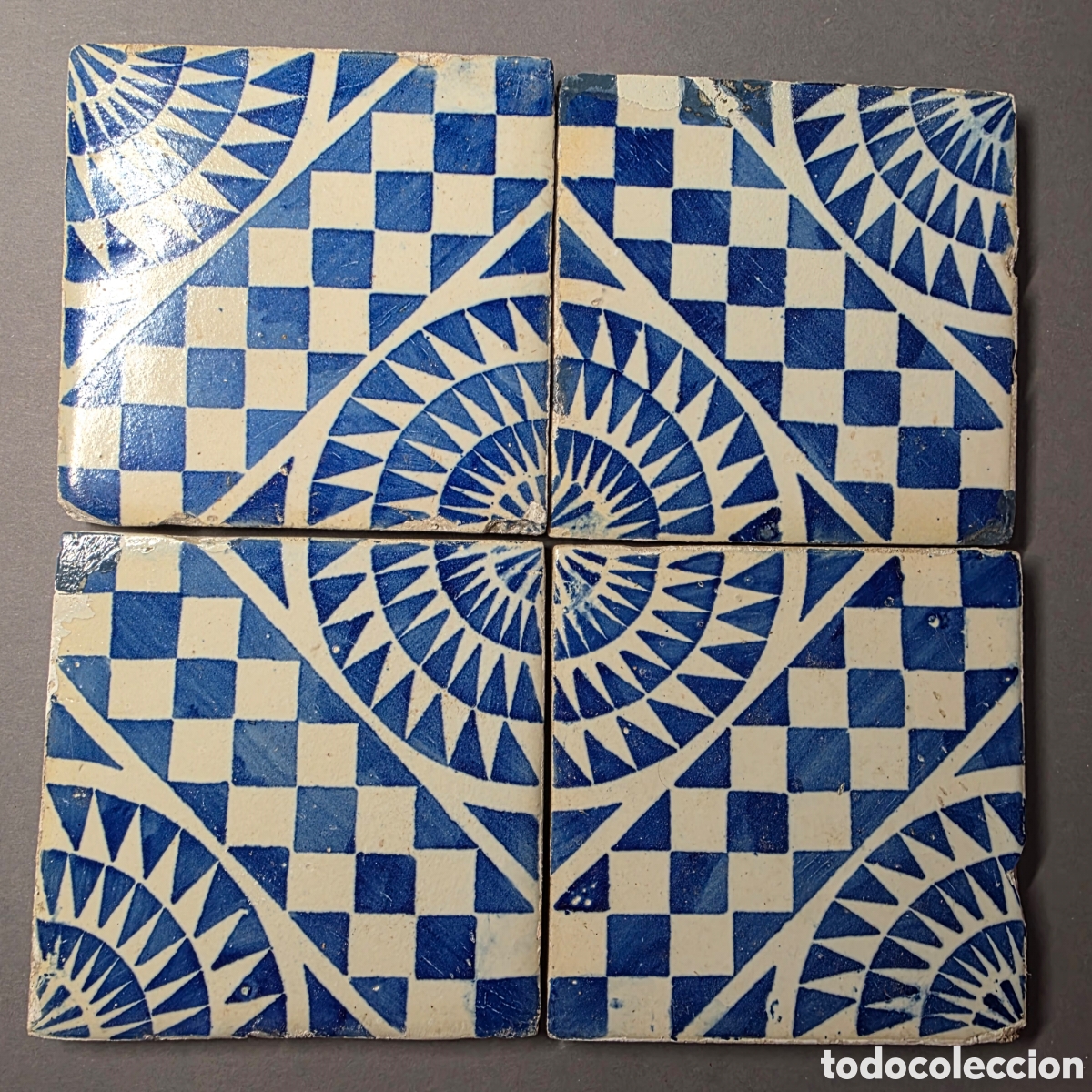Antiguidades: CONJUNTO DE 4 RAJOLAS CATALANAS S. XVIII &mdash; AZUL COBALTO SOBRE BLANCO ESTA&Ntilde;O &mdash; MEDALL&Oacute;N GEOM&Eacute;TRICO