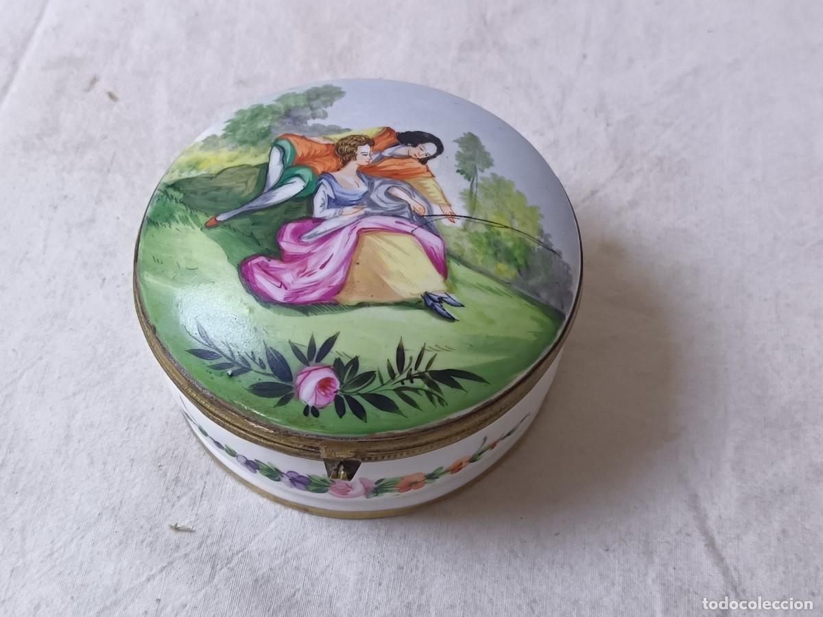 Antiquit&eacute;s: Antigua cajita de porcelana, Pintada a mano, detalles de lat&oacute;n, escena rom&aacute;ntica