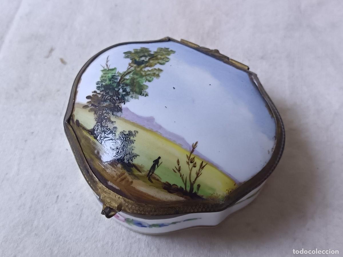 Antiquit&eacute;s: Antigua cajita de porcelana, Pintada a mano, detalles de lat&oacute;n, escena rural
