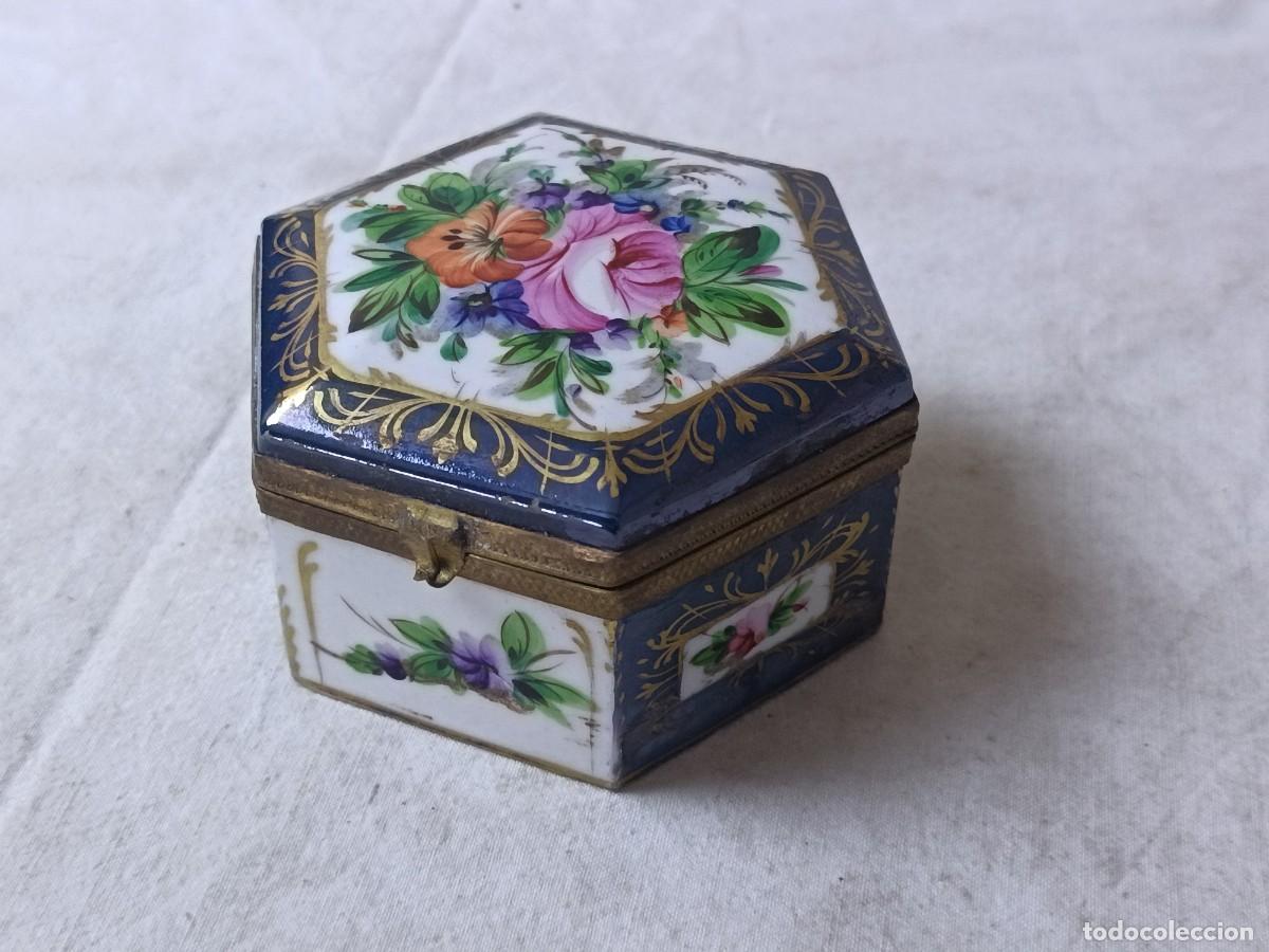 Antiquit&eacute;s: Antigua cajita de porcelana hexagonal, Pintada a mano, detalles en dorado, motivos florales