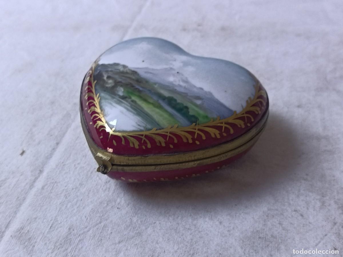 Antiquit&eacute;s: Antigua cajita de porcelana con forma de coraz&oacute;n, Pintada a mano, detalles en dorado