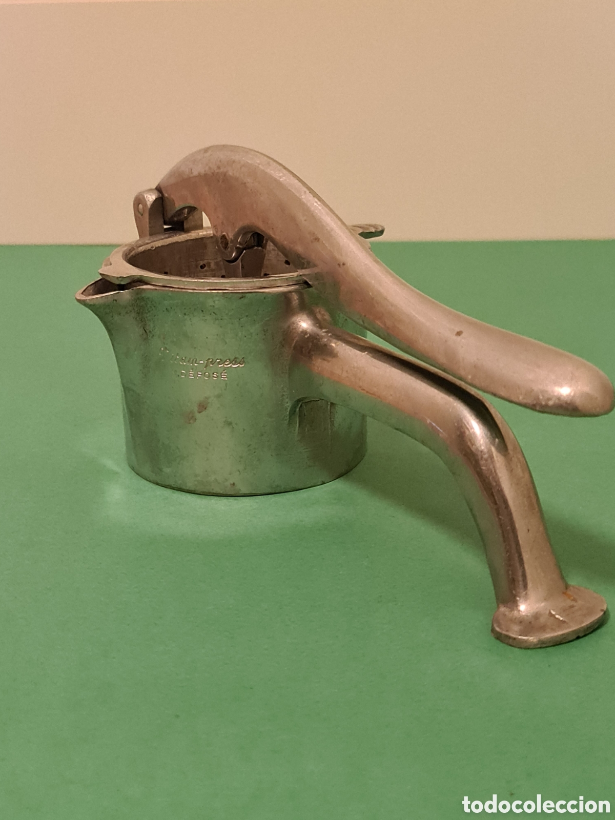 Antiques: Antiguo exprimidor o prensa de mano.