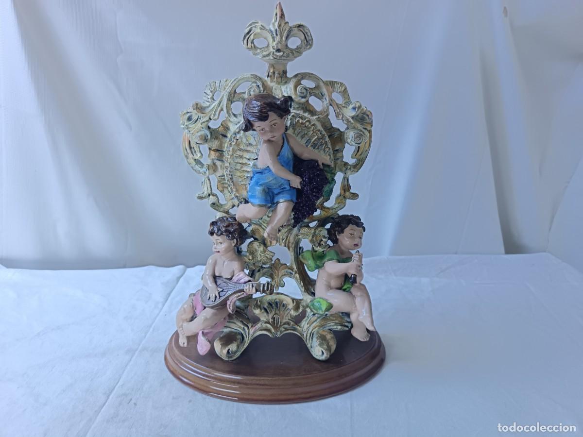 Antiguidades: figura religiosa, con tres querubines o similar, pintada a mano, base de madera
