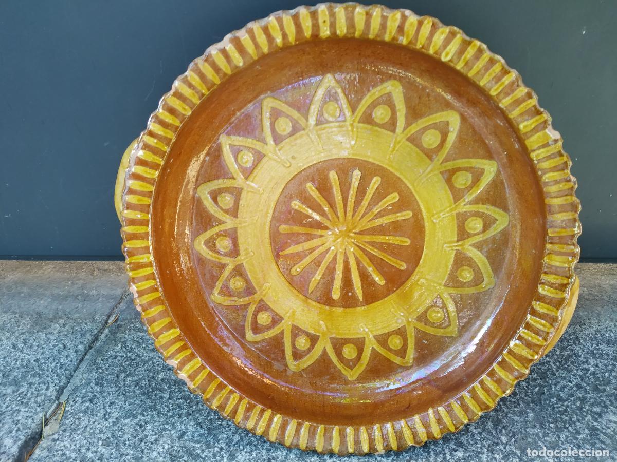 Antiques: Plato o fuente posiblemente Galicia con decoraci&oacute;n de engobe