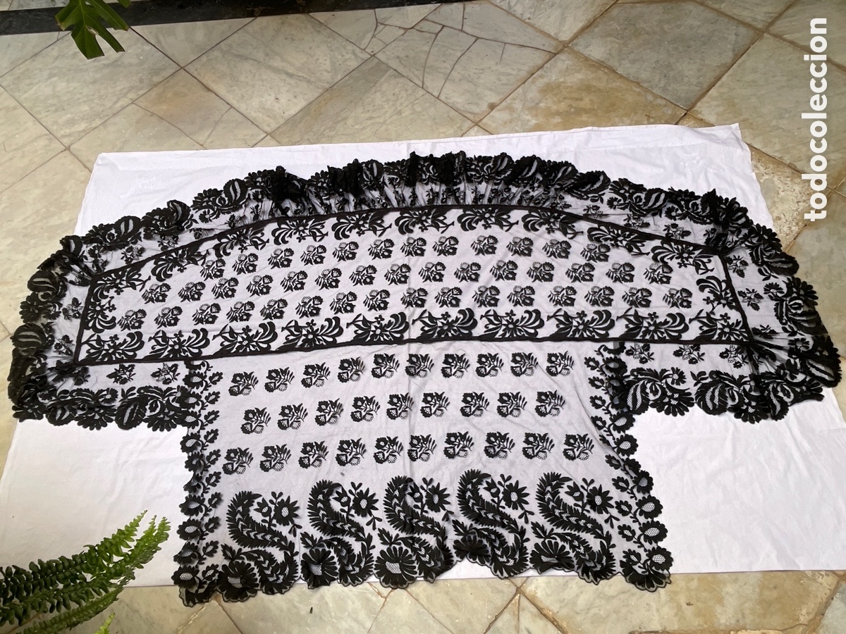 Antig&uuml;edades: Mantilla goyesca de seda bordada a mano