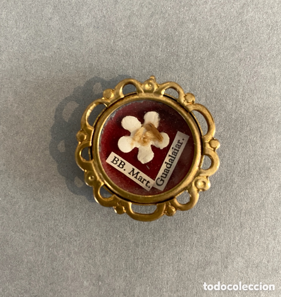 Antig&uuml;edades: Reliquia Beatas M&aacute;rtires de Guadalajara. 1936. Dimensiones: 3 cm di&aacute;metro.