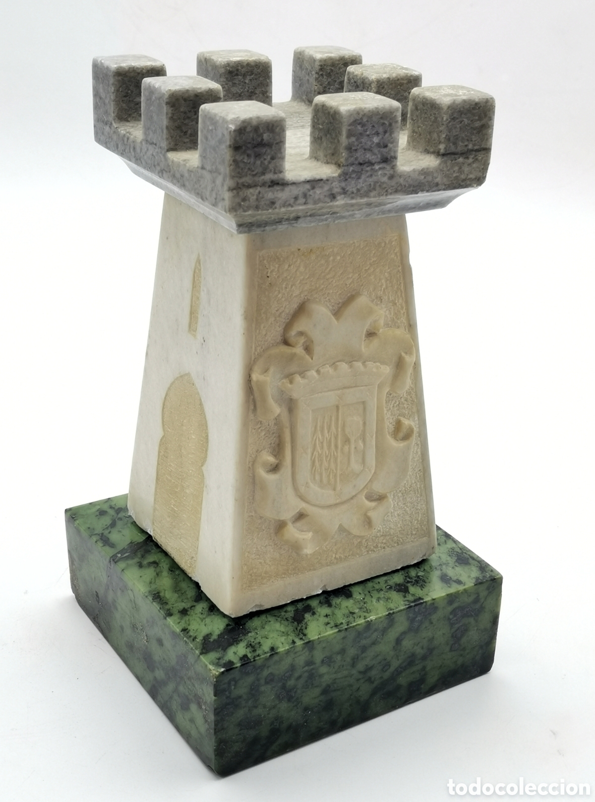 Antig&uuml;edades: FIGURA TORRE DE AJEDREZ DE M&Aacute;RMOL CON ESCUDO HERALDICO