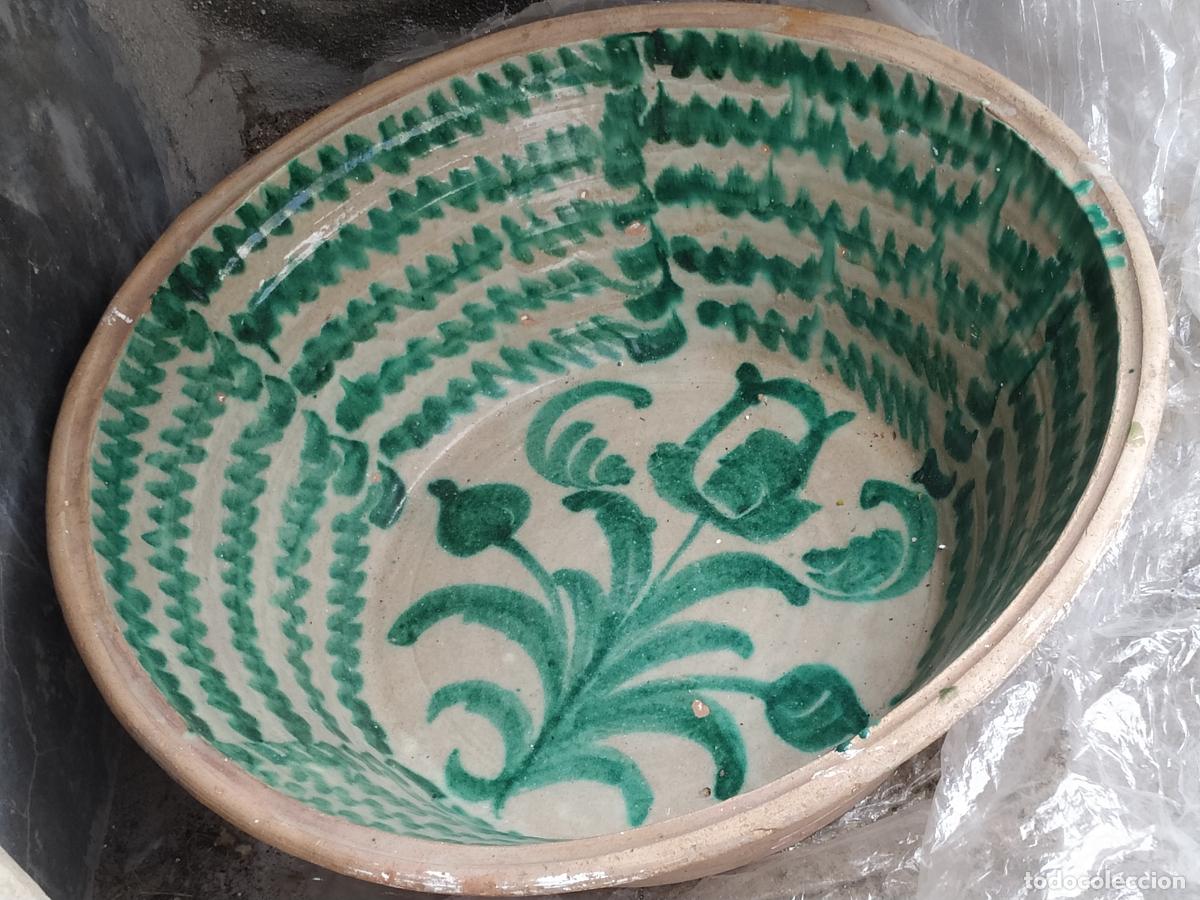 Antig&uuml;edades: Gran lebrillo Fajalauza (Granada) con ramo flores verde y ondas S. XiX