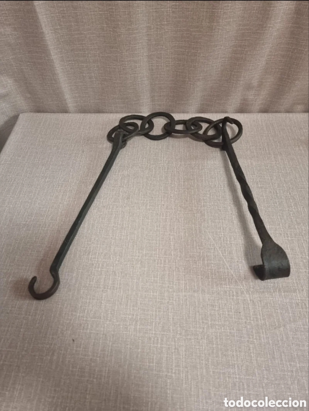 Antiquit&auml;ten: Antiguas llares de hierro forjado.