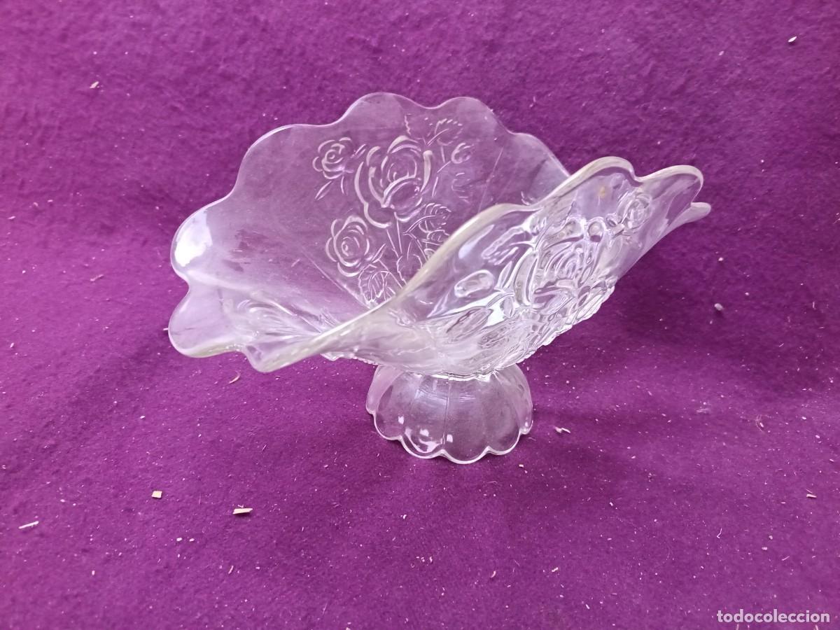 Antiquit&auml;ten: Antiguo Frutero o Centro de Cristal Grueso, muy ornamentado con relieves, motivos florales