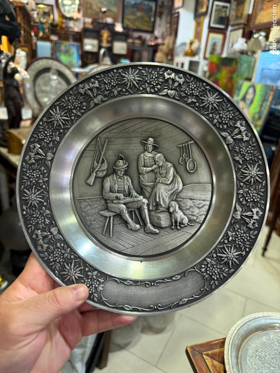 Antig&uuml;edades: BANDEJA DE METAL REPUJADO - MEDIDA 23 CM