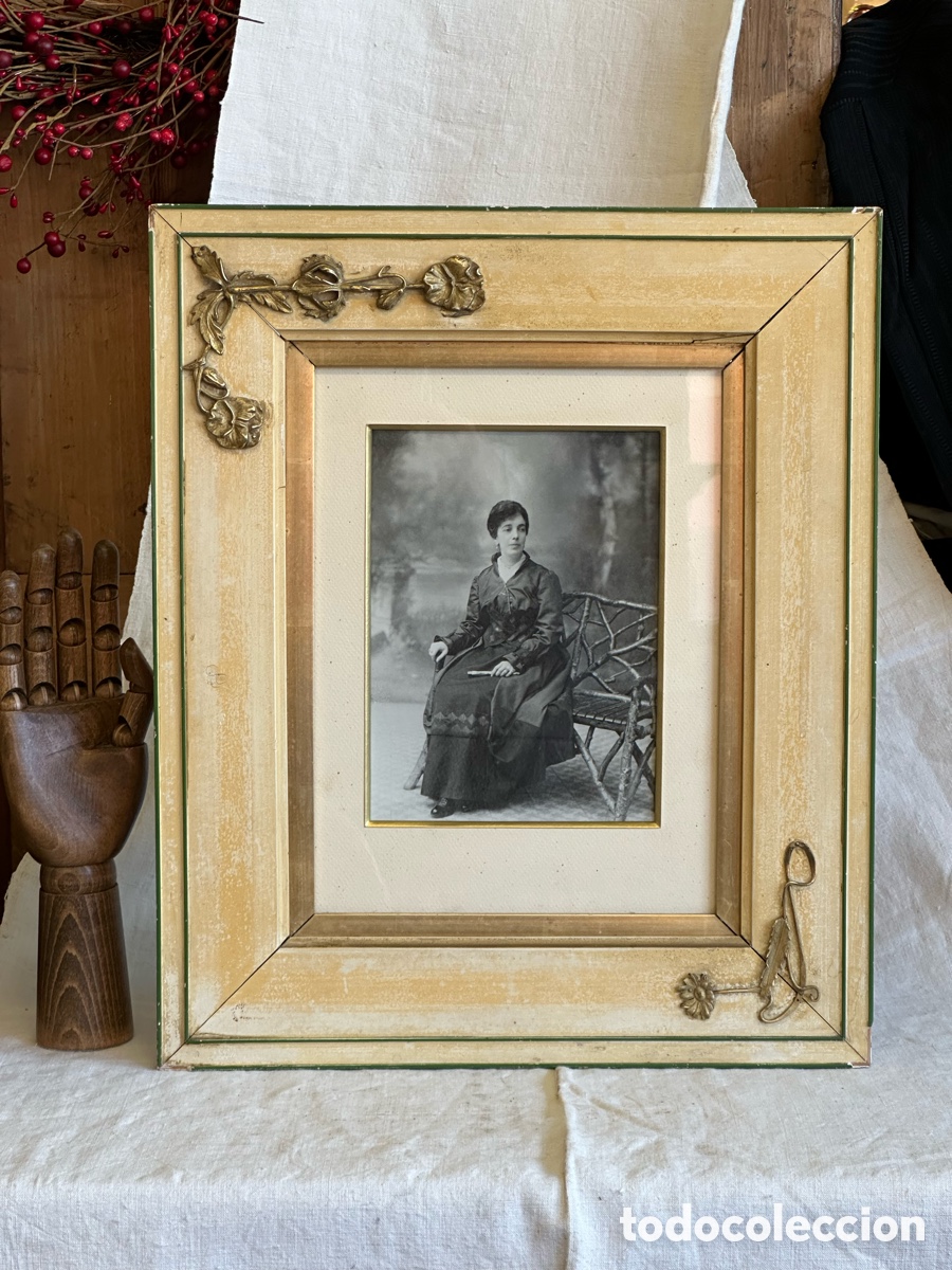 Antig&uuml;edades: Foto de mujer o en banco de jard&iacute;n. Marco art nouveau con apliques de bronce. Estuco y pan de oro.