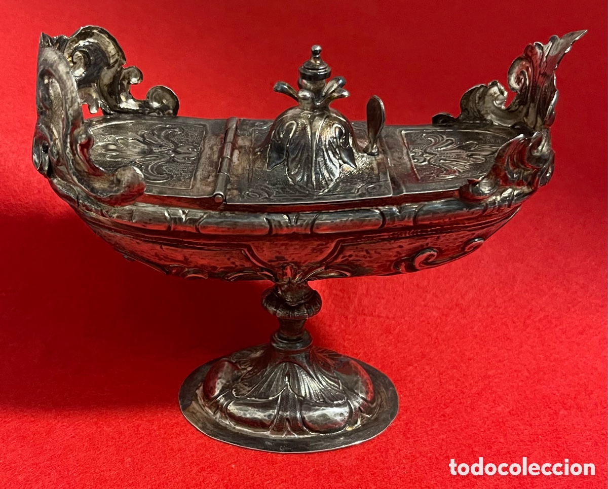 Antiques: Bell&iacute;sima, naveta en plata de ley. Totalmente repujada.