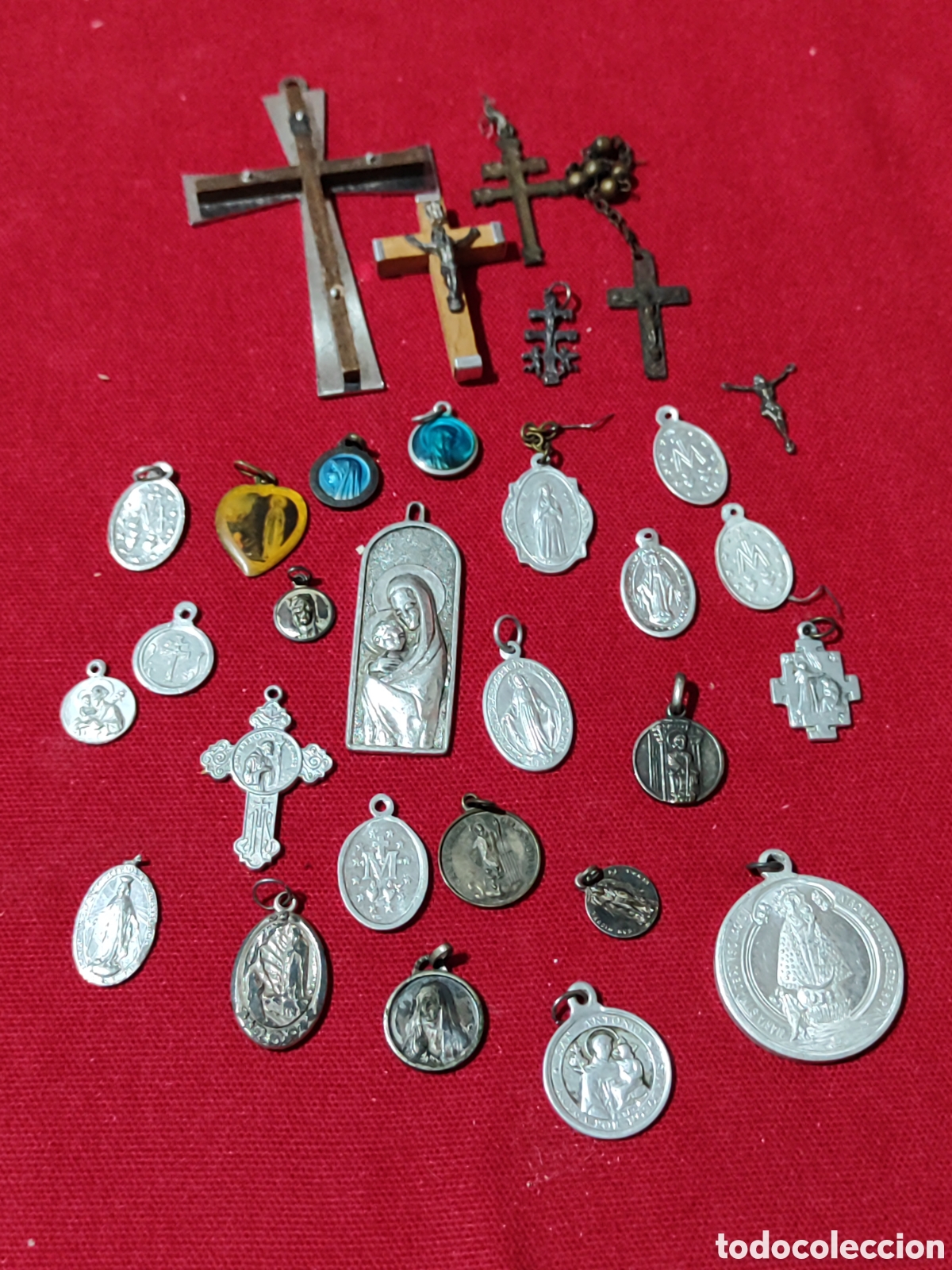 Antig&uuml;edades: Lote cruces y medallas variadas religiosas
