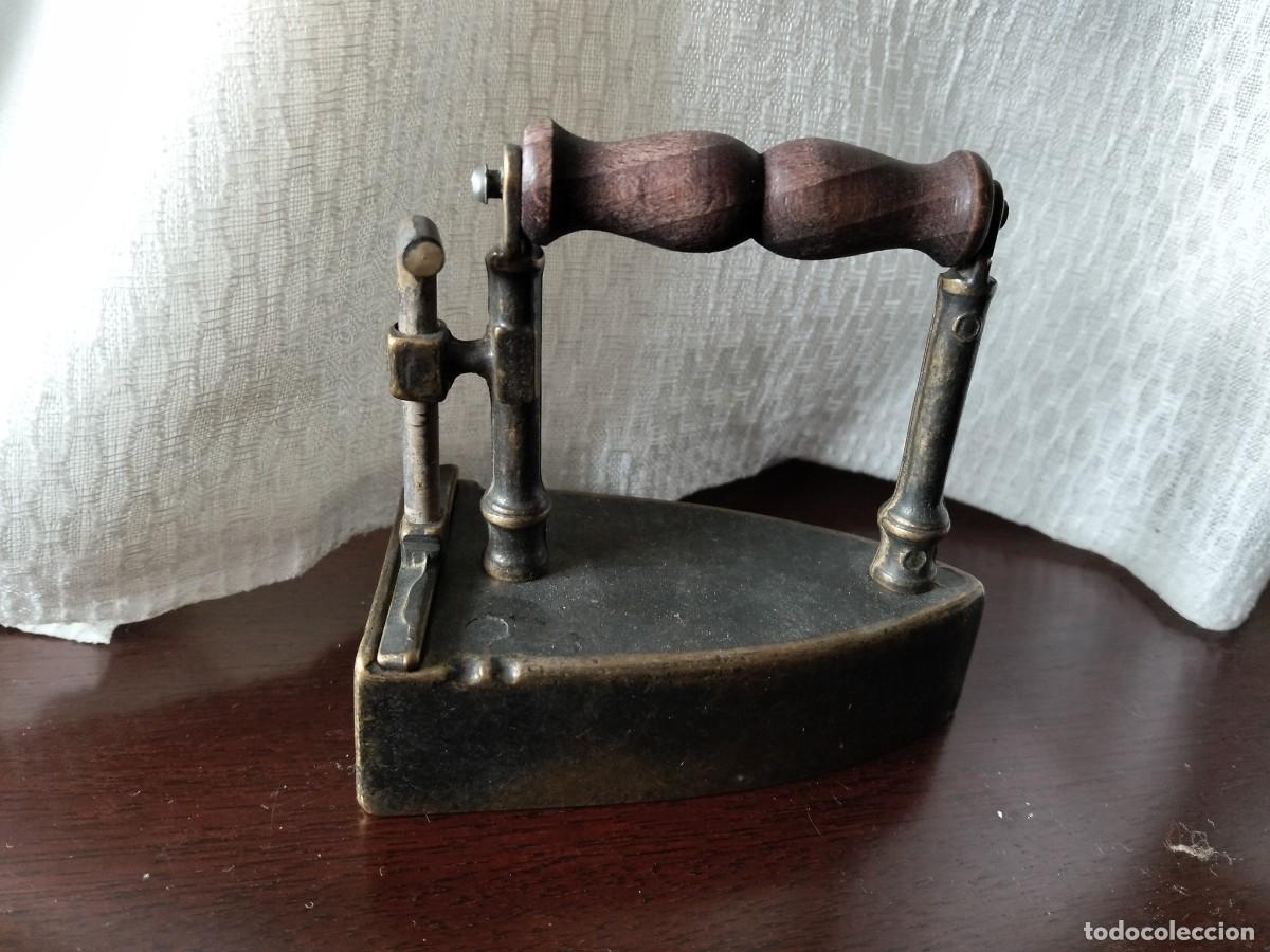 Antig&uuml;edades: ANTIGUA PLANCHA DE CARBON BRONCE - Foto 1