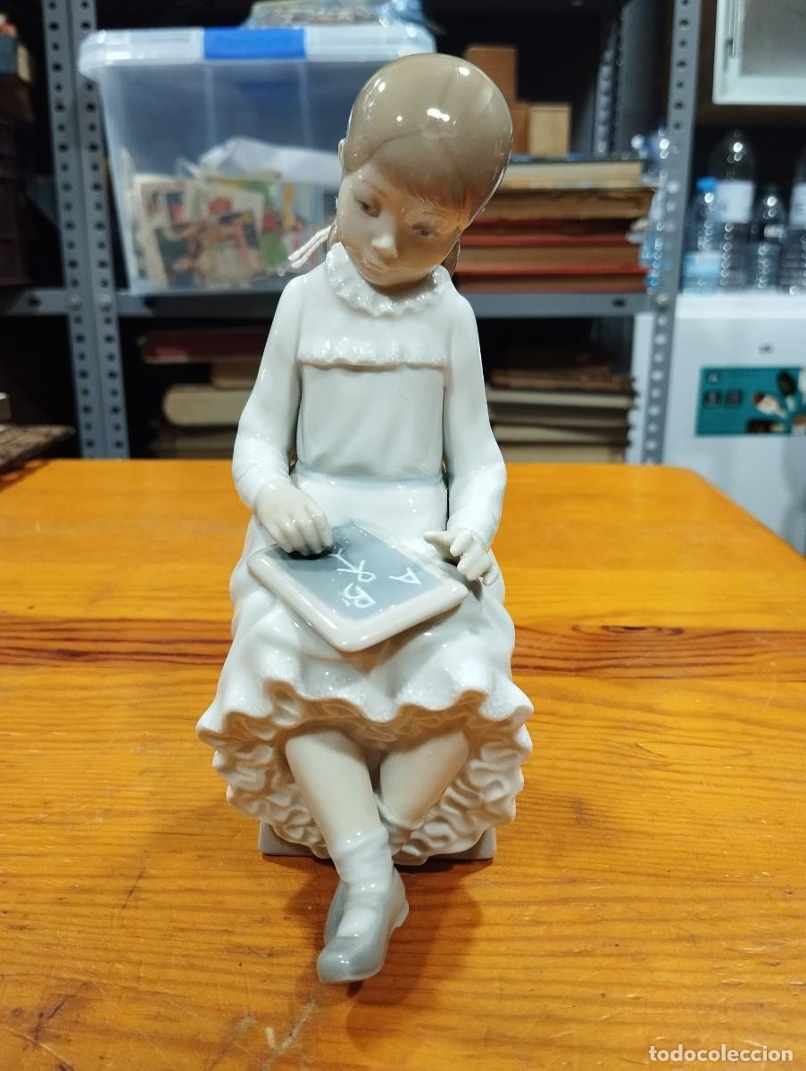 Antiquit&auml;ten: PORCELANA NI&Ntilde;A SENTADA HACIENDO DEBERES. (probablemente de NAO LLADR&Oacute;).