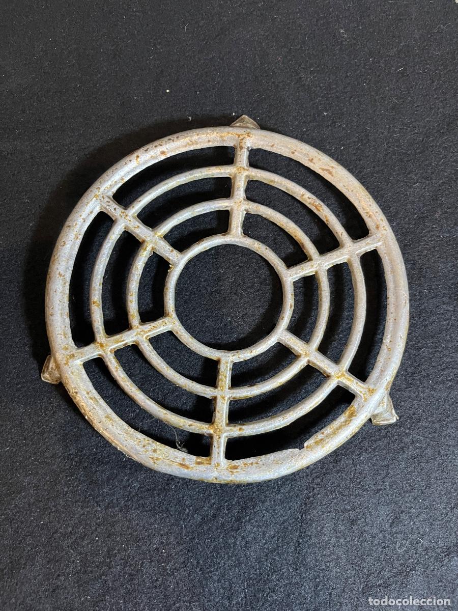 Antiguidades: Antiguo salvamanteles hierro fundido posaollas cocina r&uacute;stica vintage 3 patas