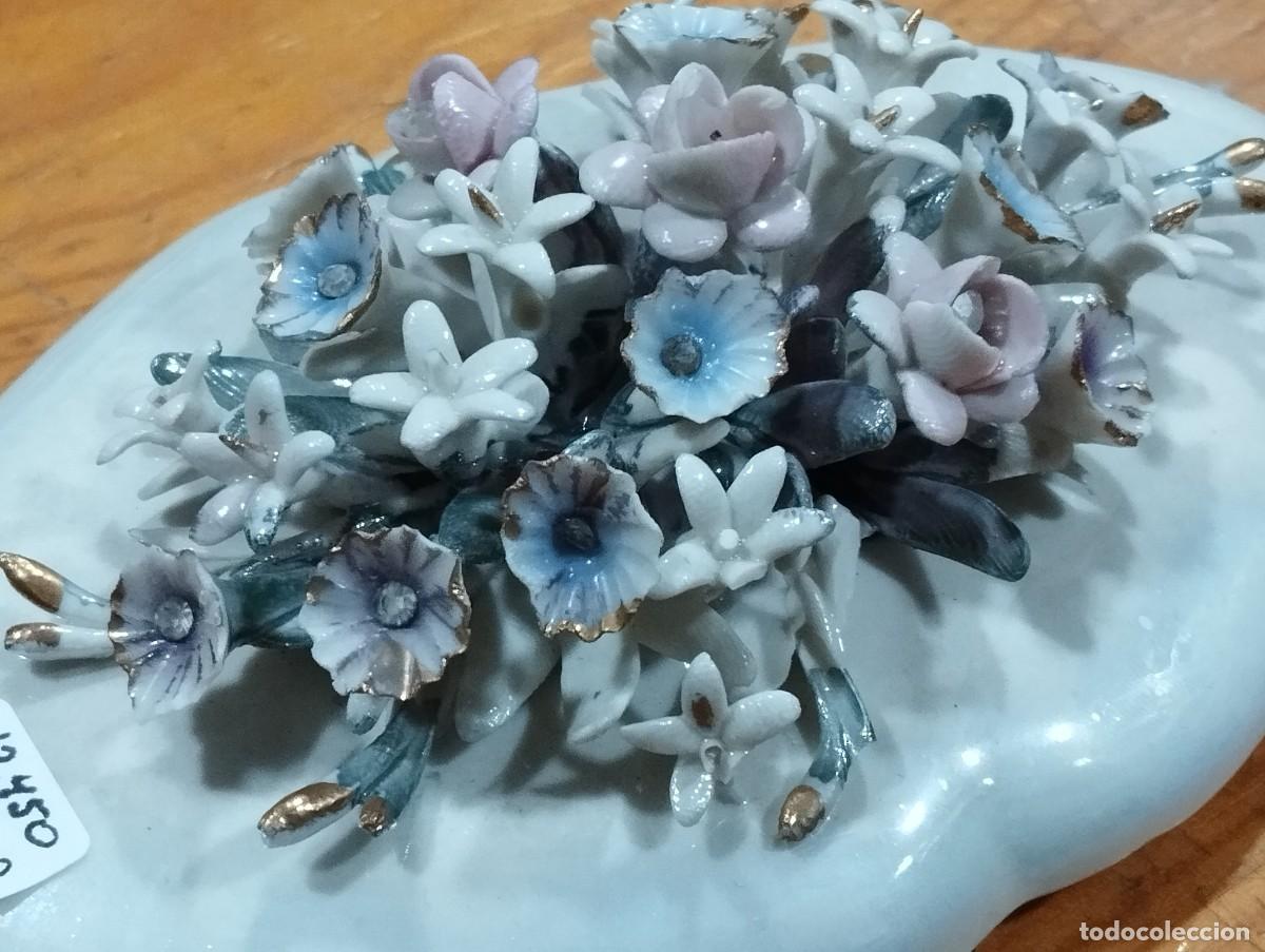 Antig&uuml;edades: CAJA PORCELANA CAPODIMONTE CON TAPA CUBIERTA DE PEQUE&Ntilde;AS FLORES.