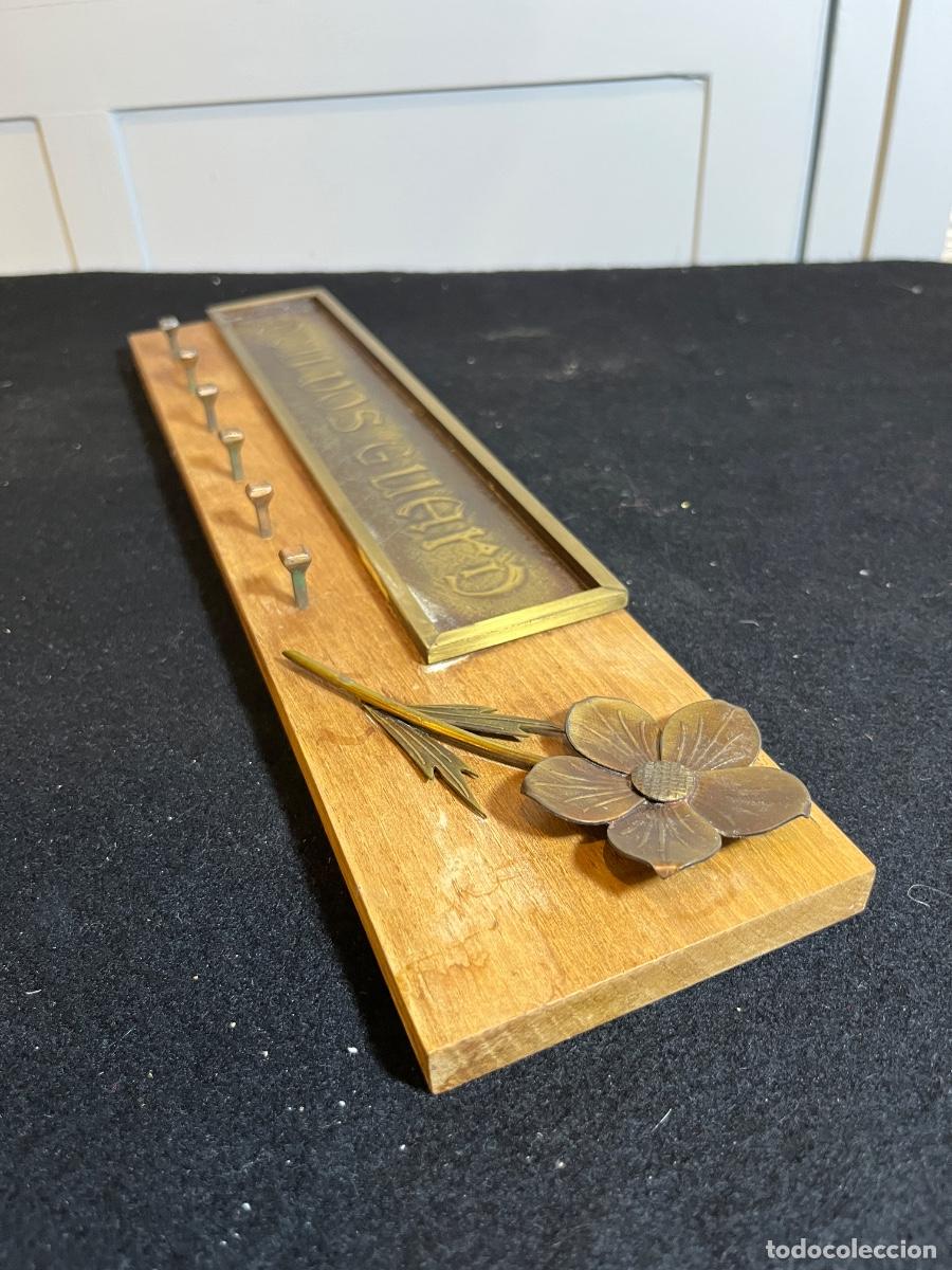 Antiques: Antiguo llavero pared D&eacute;u vos Guard madera lat&oacute;n artesan&iacute;a catalana vintage colgador perchero religi