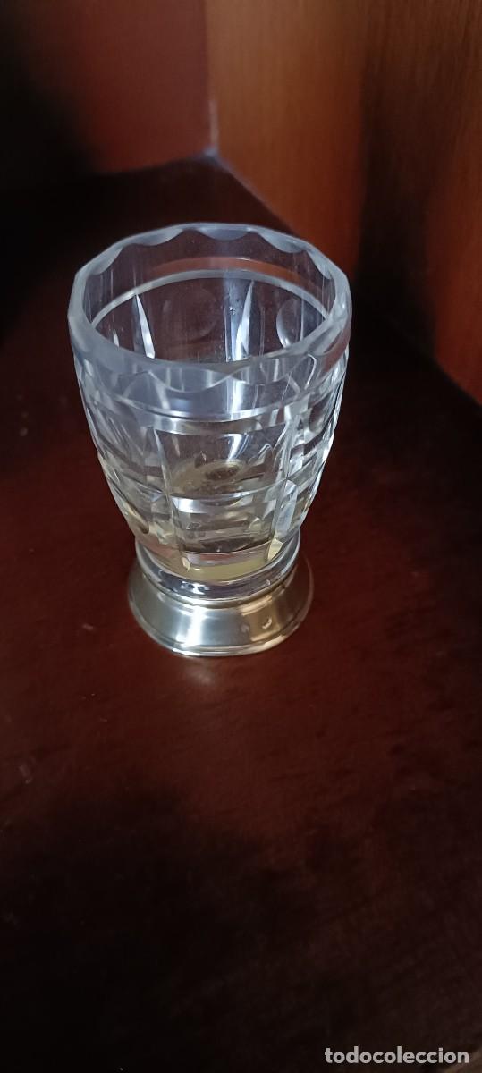 Antiquit&eacute;s: Vasito de cristal con pie en plata de ley