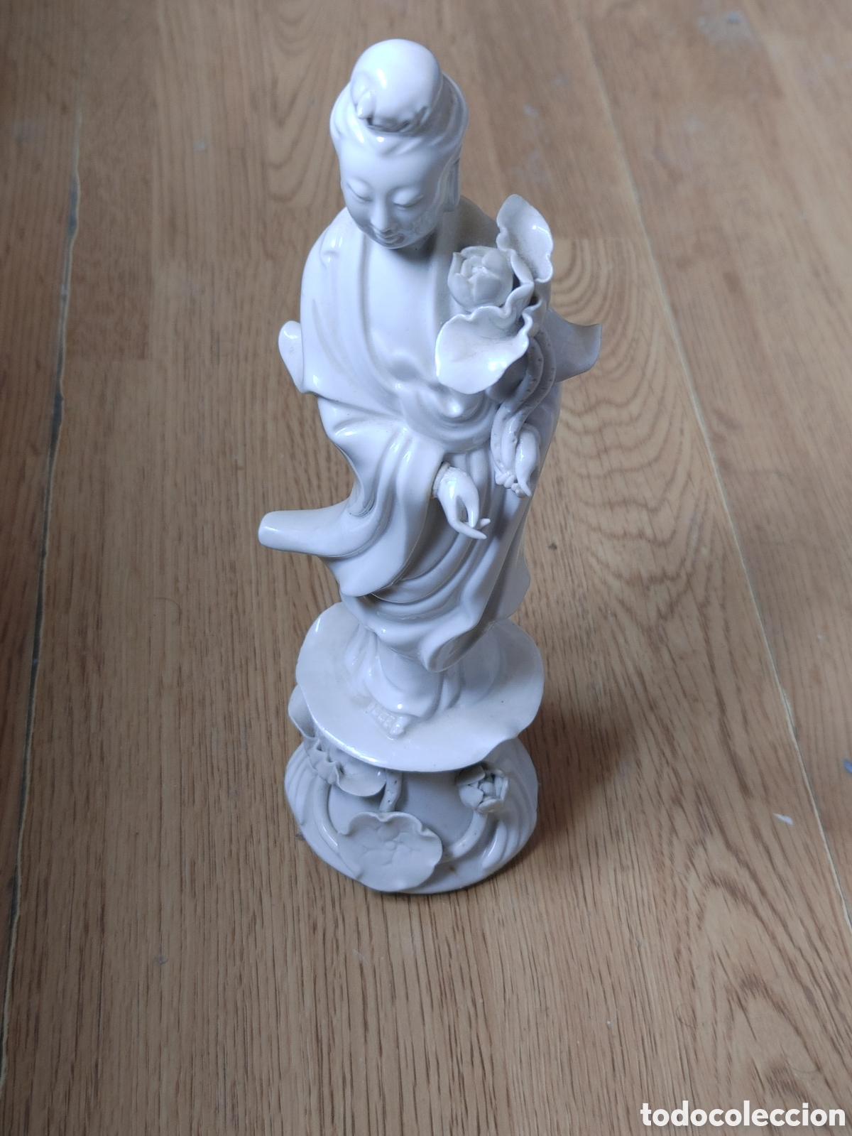 Antig&uuml;edades: Figura china de porcelana blanca. Con marca en la base.