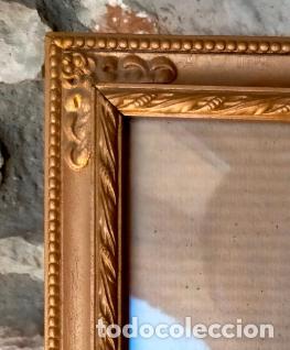 Antig&uuml;edades: Antiguo marco de madera yeso dorado con molduras y soporte para sobremesa a&ntilde;os 50. 30 x 23,5 cm