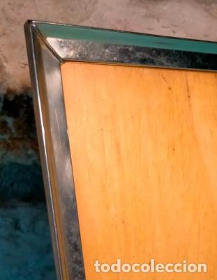 Antig&uuml;edades: Antiguo marco de sobremesa de metal color plateado ba&ntilde;ado o de plata con fondo s&iacute;mil de madera