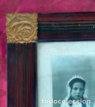 Antiquit&eacute;s: Antiguo marco de madera tallada con decoraciones flores de lat&oacute;n fotograf&iacute;a comuni&oacute;n a&ntilde;os 30-40