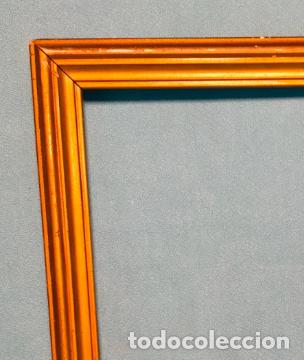 Antig&uuml;edades: Antiguo marco de madera peque&ntilde;o de color dorado 20 x 26,5 cm aprox.