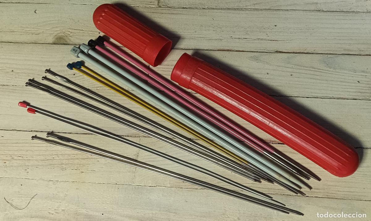 Antig&uuml;edades: Antiguo estuche o funda de pl&aacute;stico para agujas de punto - Contiene 7 pares de agujas