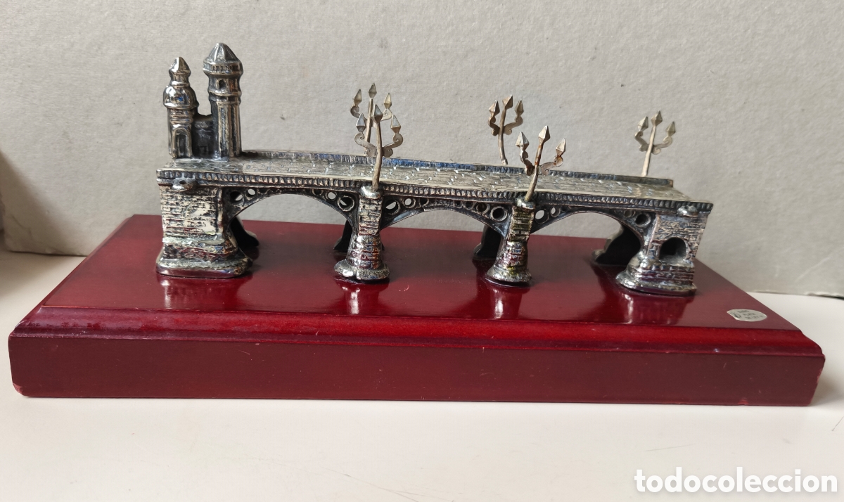 Antig&uuml;edades: Reproducci&oacute;n en bronce y ba&ntilde;o de plata de ley&nbsp;del puente de triana. 30 cm largo. peso 1,7 kg.