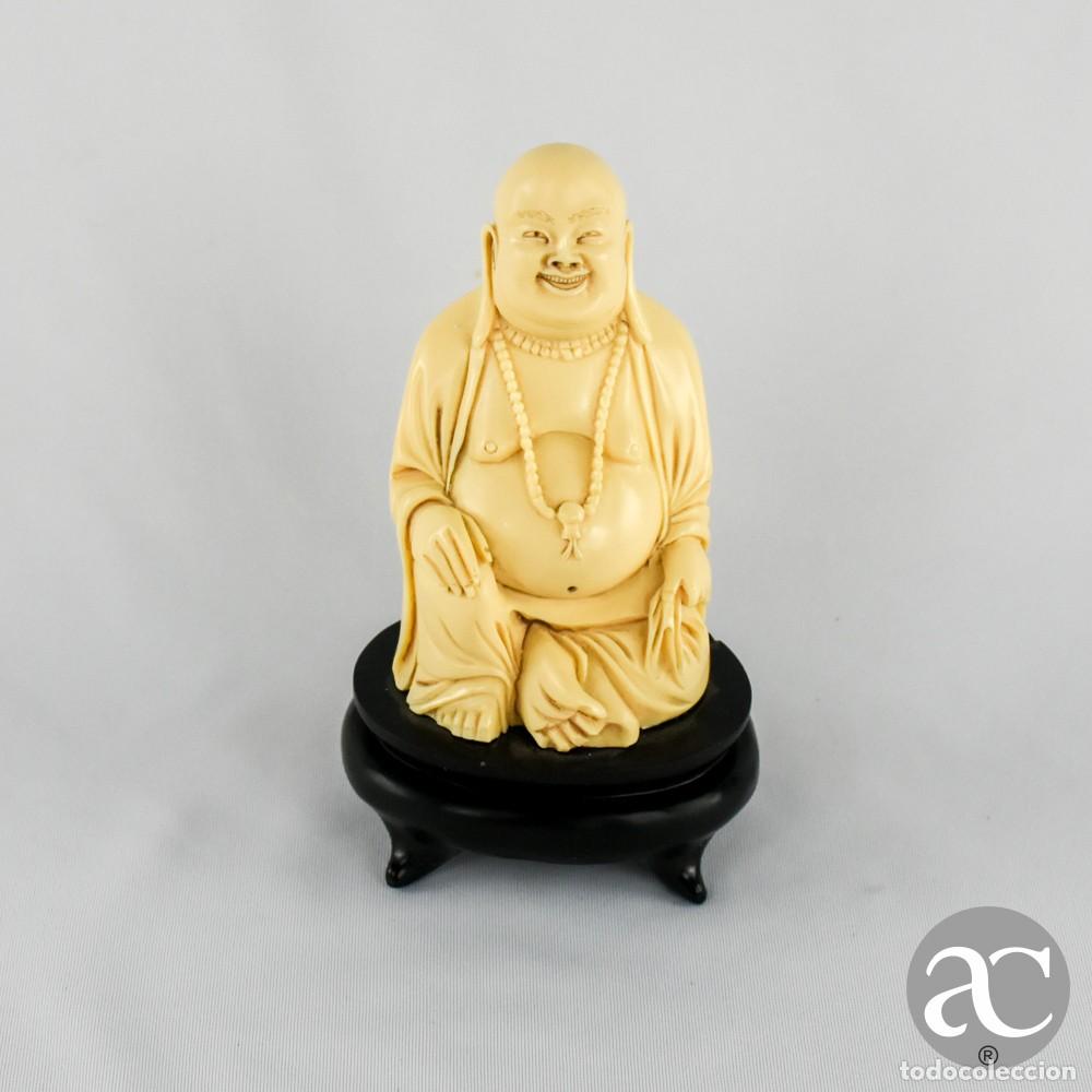 Antig&uuml;edades: Figura de Buda sorridente em material sint&eacute;tico, meados do s&eacute;c. XX