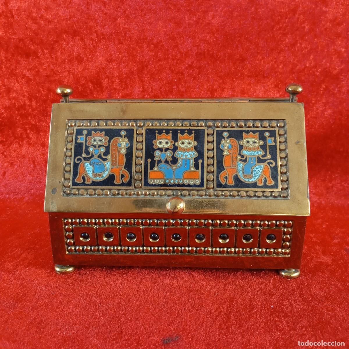 Antig&uuml;edades: ANTIGUO COFRE EN BRONCE O LAT&Oacute;N CON ESMALTES AL FUEGO - RAR&Iacute;SIMO - 16 X 11 X 9 CM / 3748