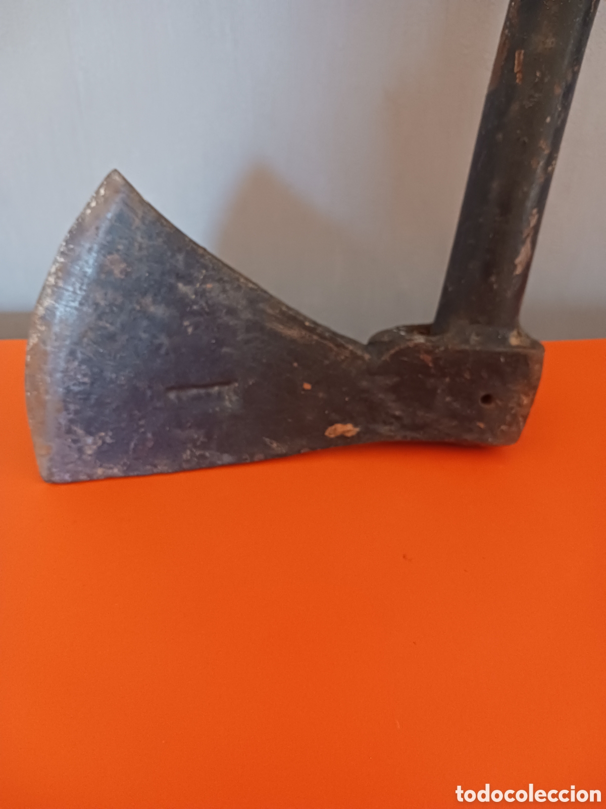 Antig&uuml;edades: Antigua hacha con mango de hierro