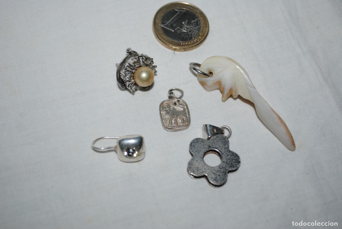 Antiquit&auml;ten: LOTE DE VARIAS PIEZAS DE PLATA, Y UN COLGANTE DE NACAR .