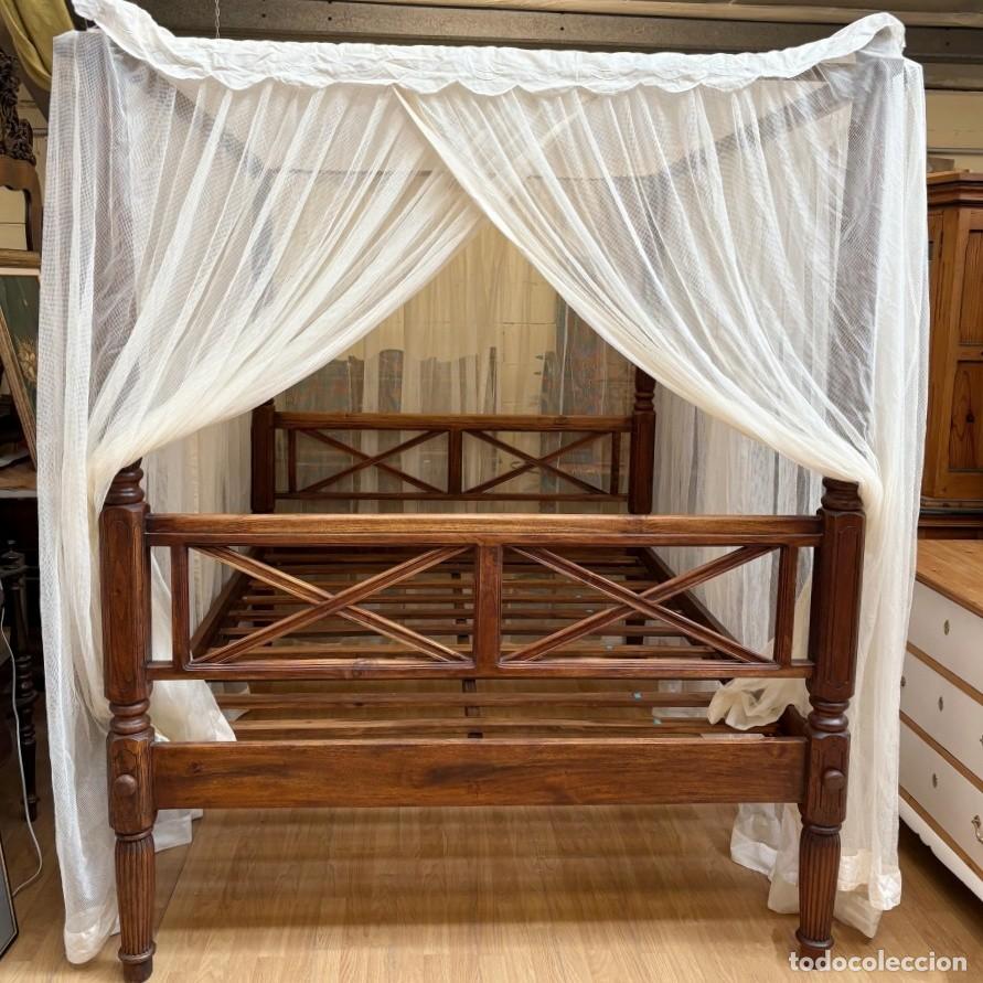 Antig&uuml;edades: Cama con Dosel de Madera