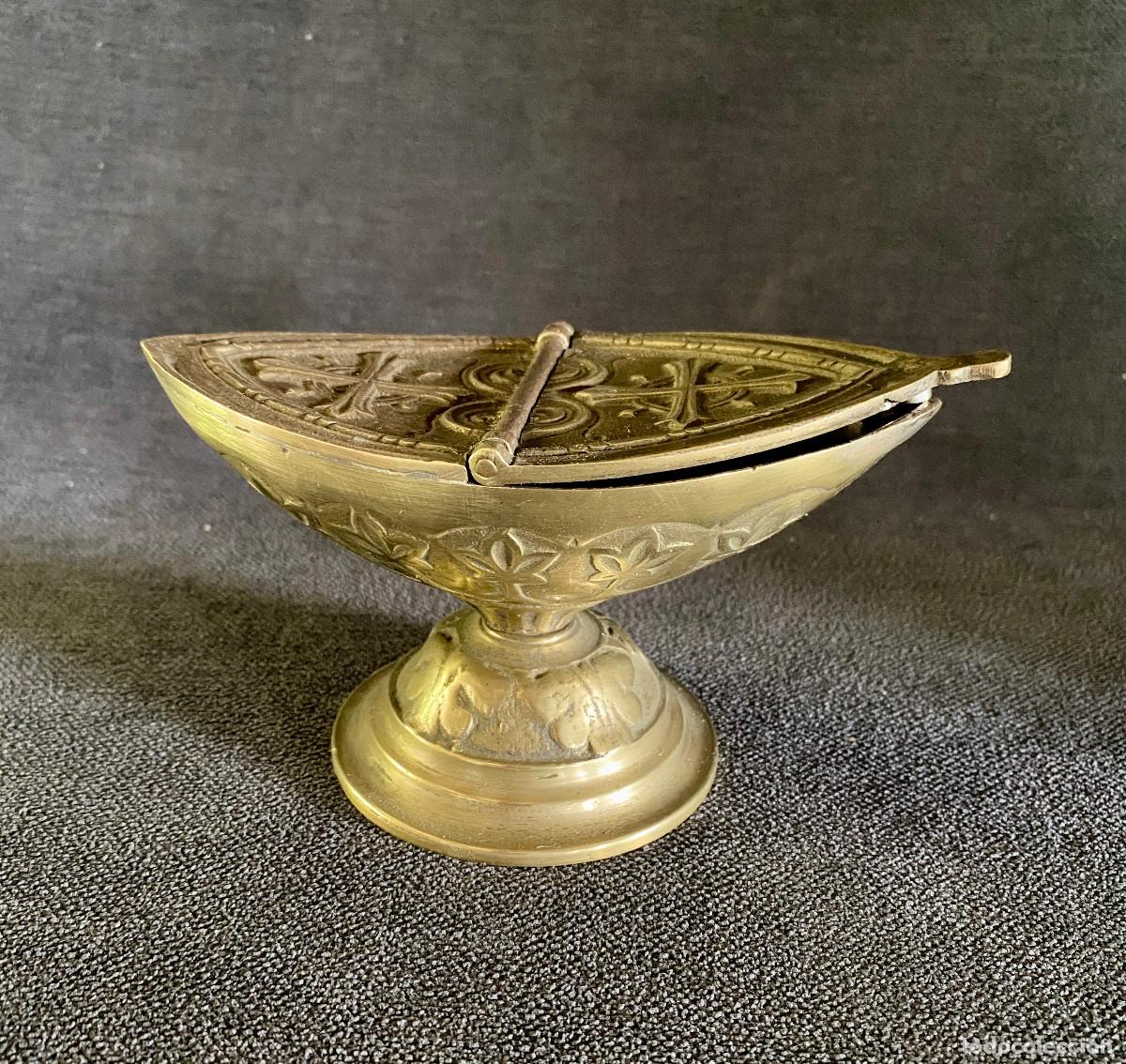Antiques: Naveta lit&uacute;rgica de estilo neog&oacute;tico. Bronce . Siglo XIX