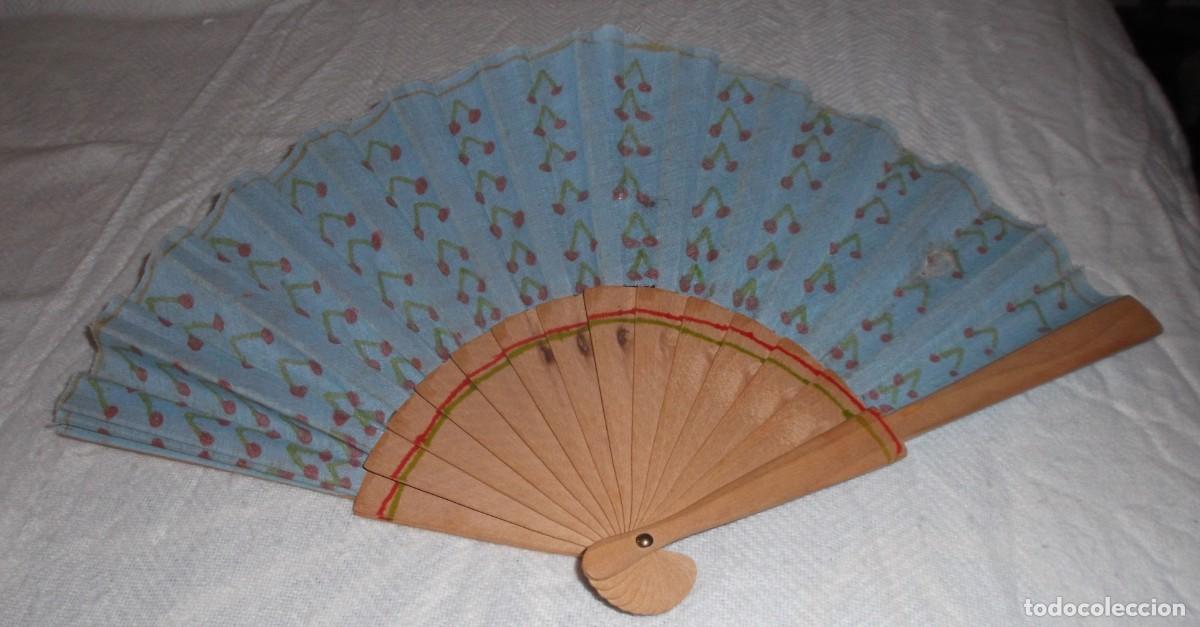 Antig&uuml;edades: abanico azul con cerezas antiguo de los a&ntilde;os 50